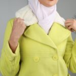 ⁦جاكيت شتوي جوخ للنساء مع فروة بيضاء لون فسفوري⁩ - الصورة ⁦10⁩