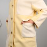 ⁦جاكيت شتوي جوخ للنساء لون بيج و أصفر⁩ - الصورة ⁦8⁩