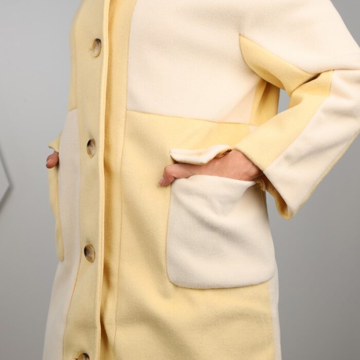 ⁦جاكيت شتوي جوخ للنساء لون بيج و أصفر⁩ - الصورة ⁦8⁩