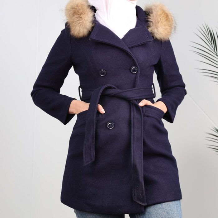 10333352_67dc439c19e22 جاكيت شتوي جوخ للنساء مع طاقية فرو بيج لون كحلي - الصورة 1