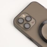 ⁦كفر جوال ايفون 12 برو ماكس مج سيف خفيف ومقاوم للصدمات مع حماية كاميرا ماركة FEEX⁩ - الصورة ⁦5⁩