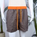 ⁦شورت شبابي قصير للرجال لون زيتي⁩ - الصورة ⁦2⁩