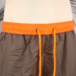 ⁦شورت شبابي قصير للرجال لون زيتي⁩ - الصورة ⁦3⁩