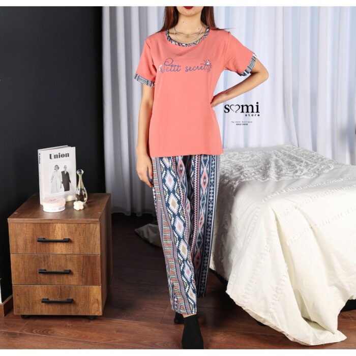 10333675_67dc459a36503 بجامة صيفية بأكمام قصيرة للنساء لون زهري من Sami Boutique - الصورة 1