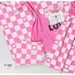 ⁦بجامة صيفية بأكمام قصيرة 3 قطع للنساء لون زهري وأبيض من Sami Boutique⁩ - الصورة ⁦4⁩