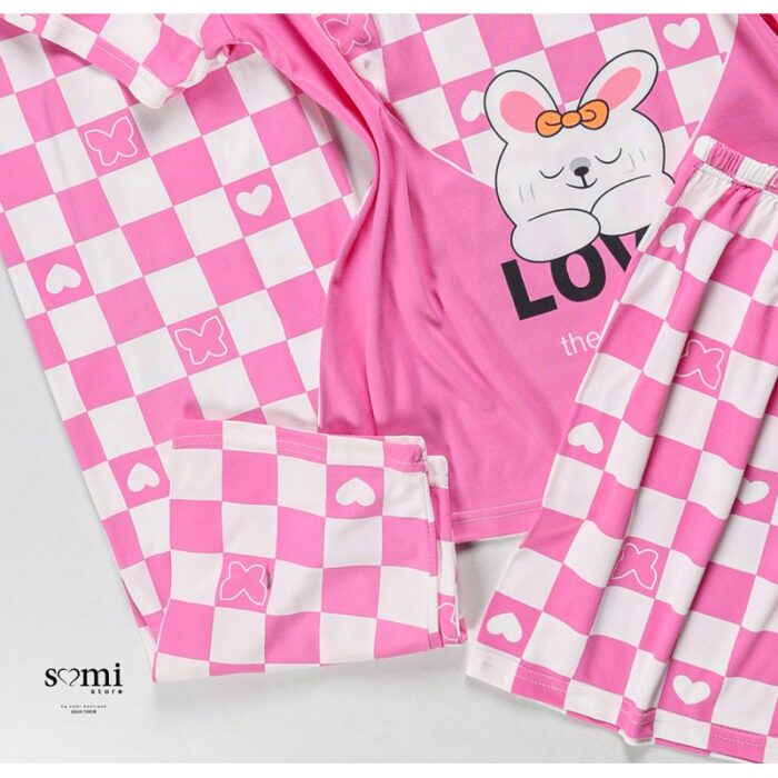 ⁦بجامة صيفية بأكمام قصيرة 3 قطع للنساء لون زهري وأبيض من Sami Boutique⁩ - الصورة ⁦4⁩