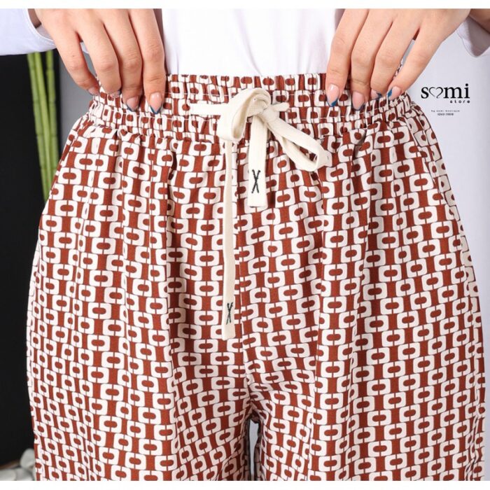 10333708_67dc45e525061 بنطلون بيتي فضفاض مع رباط للنساء لون بيج وبني من Sami Boutique - الصورة 1