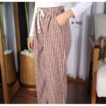 ⁦بنطلون بيتي فضفاض مع رباط للنساء لون بيج وبني من Sami Boutique⁩ - الصورة ⁦2⁩