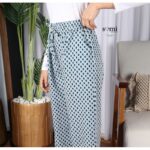 ⁦بنطلون بيتي فضفاض مع رباط للنساء لون أزرق وأبيض من Sami Boutique⁩ - الصورة ⁦2⁩