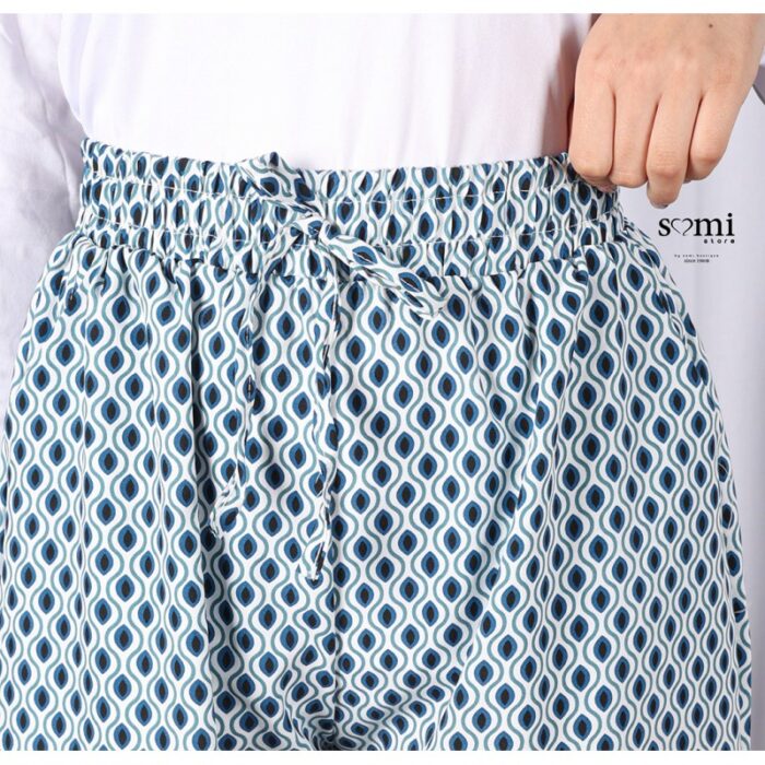 ⁦بنطلون بيتي فضفاض مع رباط للنساء لون أزرق وأبيض من Sami Boutique⁩ - الصورة ⁦3⁩