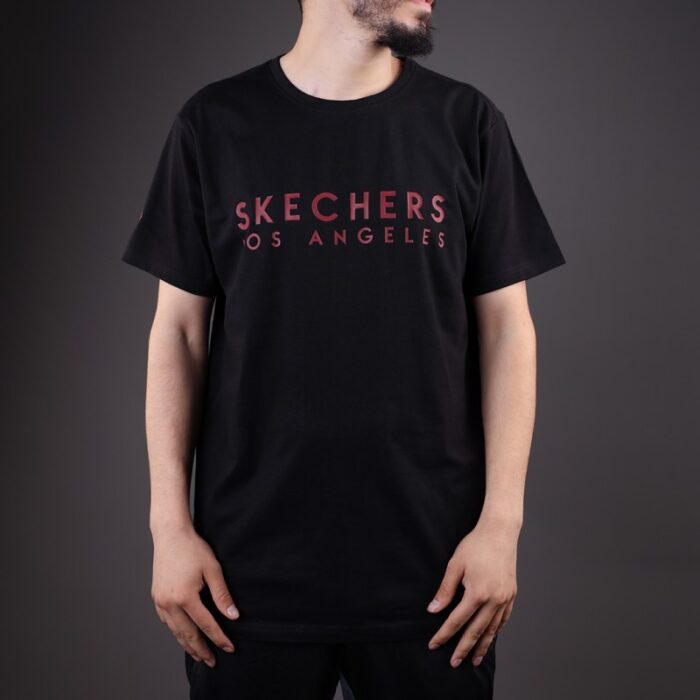 ⁦تيشيرت سكيتشرز قطنية للرجال لون أسود⁩ - الصورة ⁦2⁩