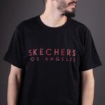 ⁦تيشيرت سكيتشرز قطنية للرجال لون أسود⁩ - الصورة ⁦3⁩