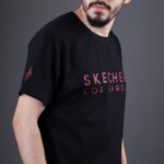 ⁦تيشيرت سكيتشرز قطنية للرجال لون أسود⁩ - الصورة ⁦4⁩