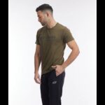 ⁦تيشيرت سكيتشرز لوس انجلوس للرجال لون زيتي⁩ - الصورة ⁦2⁩