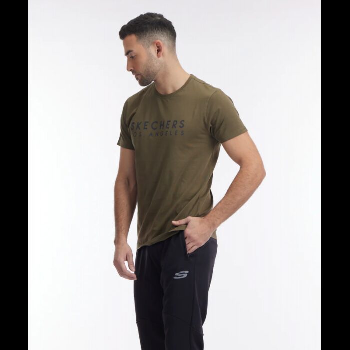 ⁦تيشيرت سكيتشرز لوس انجلوس للرجال لون زيتي⁩ - الصورة ⁦2⁩