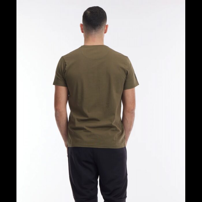 ⁦تيشيرت سكيتشرز لوس انجلوس للرجال لون زيتي⁩ - الصورة ⁦3⁩