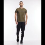 ⁦تيشيرت سكيتشرز لوس انجلوس للرجال لون زيتي⁩ - الصورة ⁦4⁩