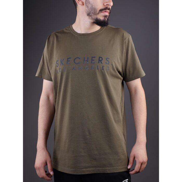 ⁦تيشيرت سكيتشرز لوس انجلوس للرجال لون زيتي⁩ - الصورة ⁦5⁩