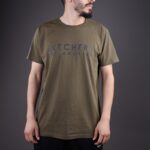 ⁦تيشيرت سكيتشرز لوس انجلوس للرجال لون زيتي⁩ - الصورة ⁦6⁩