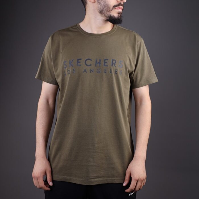 ⁦تيشيرت سكيتشرز لوس انجلوس للرجال لون زيتي⁩ - الصورة ⁦6⁩