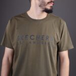 ⁦تيشيرت سكيتشرز لوس انجلوس للرجال لون زيتي⁩ - الصورة ⁦7⁩