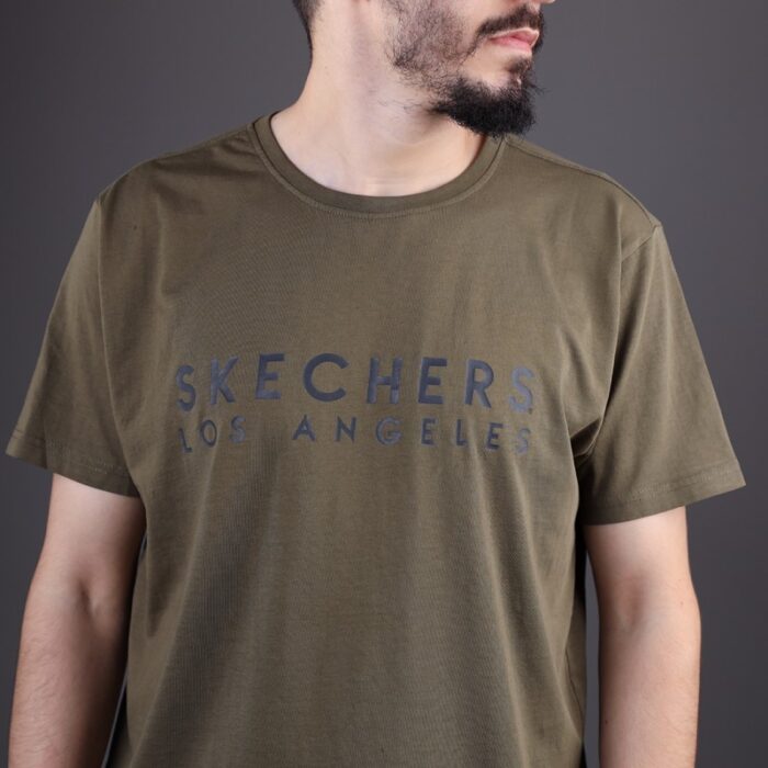 ⁦تيشيرت سكيتشرز لوس انجلوس للرجال لون زيتي⁩ - الصورة ⁦7⁩