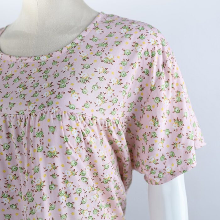 ⁦فستان بيتي صيفي للنساء لون زهري بتصميم ورود صغيرة⁩ - الصورة ⁦3⁩