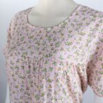 ⁦فستان بيتي صيفي للنساء لون زهري بتصميم ورود صغيرة⁩ - الصورة ⁦4⁩