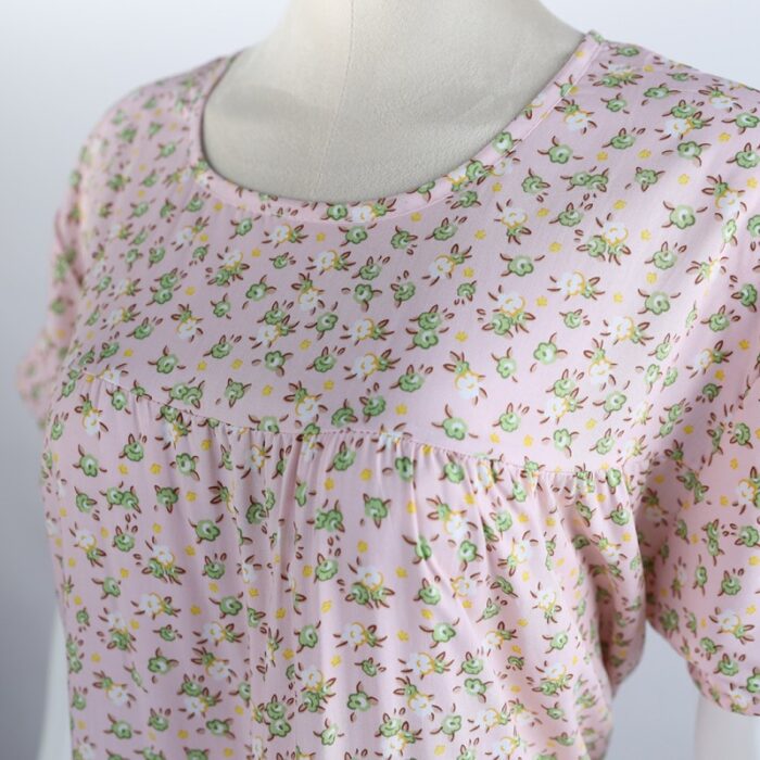 ⁦فستان بيتي صيفي للنساء لون زهري بتصميم ورود صغيرة⁩ - الصورة ⁦4⁩