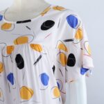 ⁦فستان بيتي صيفي للنساء لون أبيض بتصميم دوائر ملونة⁩ - الصورة ⁦3⁩