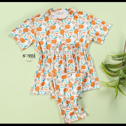 بجامة صيفية بأكمام قصيرة للنساء لون أبيض برسومات تفاح من Sami Boutique