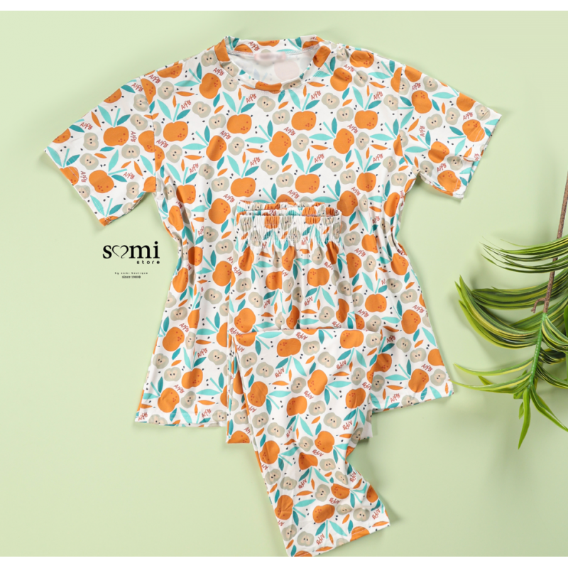 ⁦بجامة صيفية بأكمام قصيرة للنساء لون أبيض برسومات تفاح من Sami Boutique⁩ - الصورة ⁦1⁩