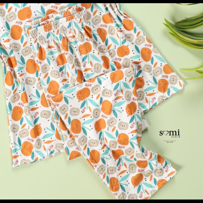 ⁦بجامة صيفية بأكمام قصيرة للنساء لون أبيض برسومات تفاح من Sami Boutique⁩ - الصورة ⁦2⁩