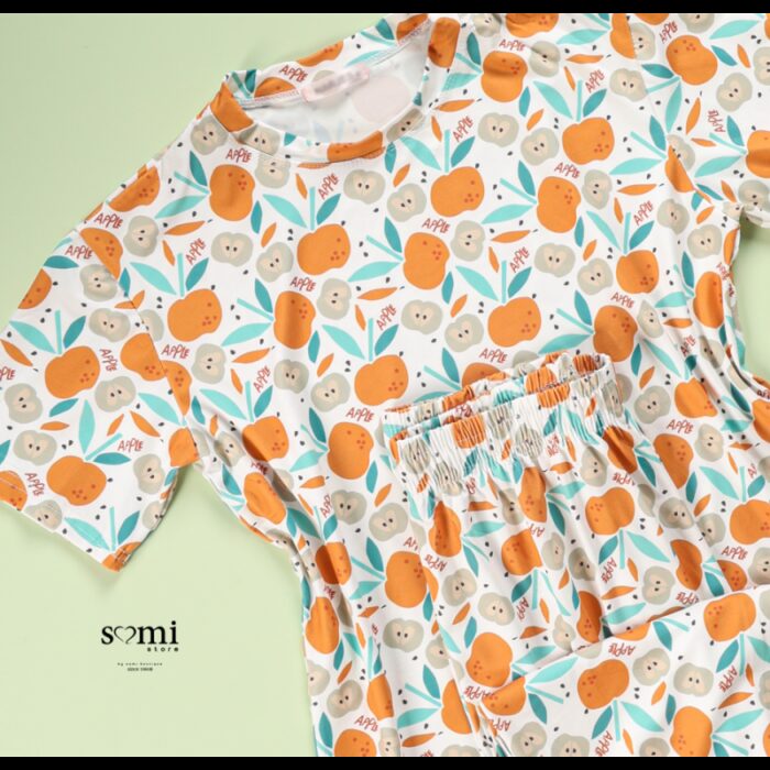 ⁦بجامة صيفية بأكمام قصيرة للنساء لون أبيض برسومات تفاح من Sami Boutique⁩ - الصورة ⁦3⁩