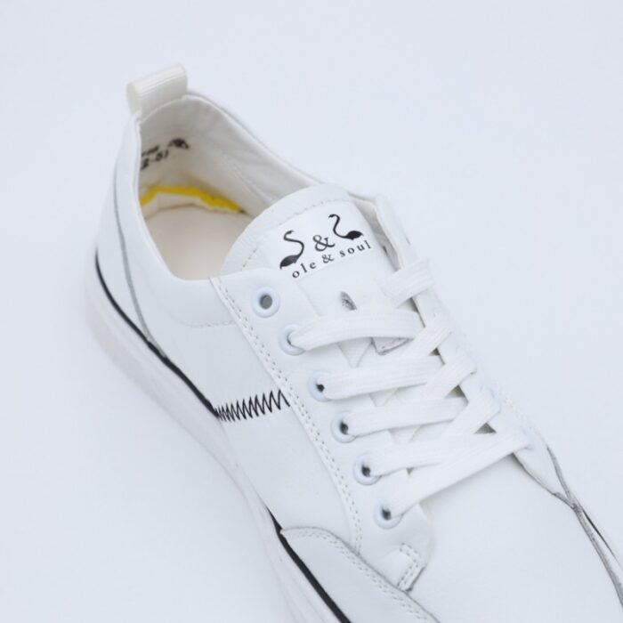 ⁦حذاء سول آند سول بأربطة للنساء لون أبيض وخطوط سوداء⁩ - الصورة ⁦4⁩