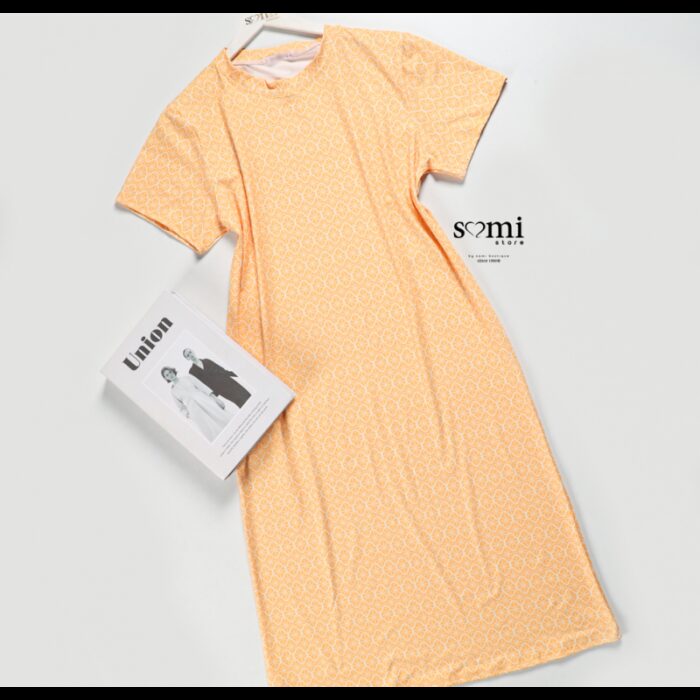 10333934_67dc47490cb83 فستان بيتي بأكمام قصيرة للنساء لون أصفر من Sami Boutique - الصورة 1