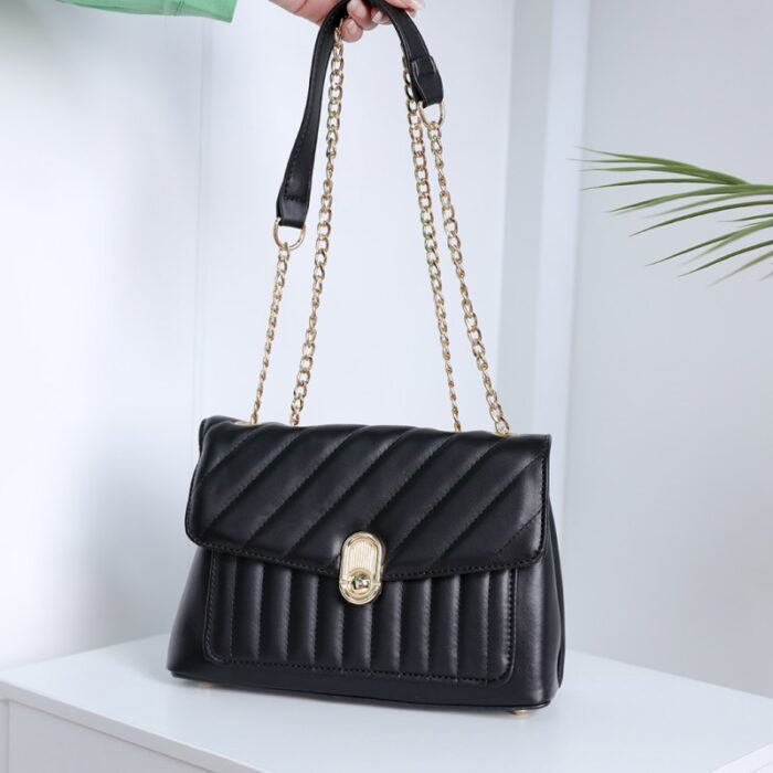 ⁦شنطة كتف لون اسود⁩ - الصورة ⁦2⁩