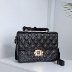 ⁦شنطة كتف لون اسود⁩ - الصورة ⁦4⁩