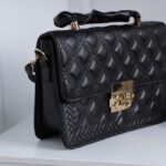 ⁦شنطة كتف لون اسود⁩ - الصورة ⁦5⁩