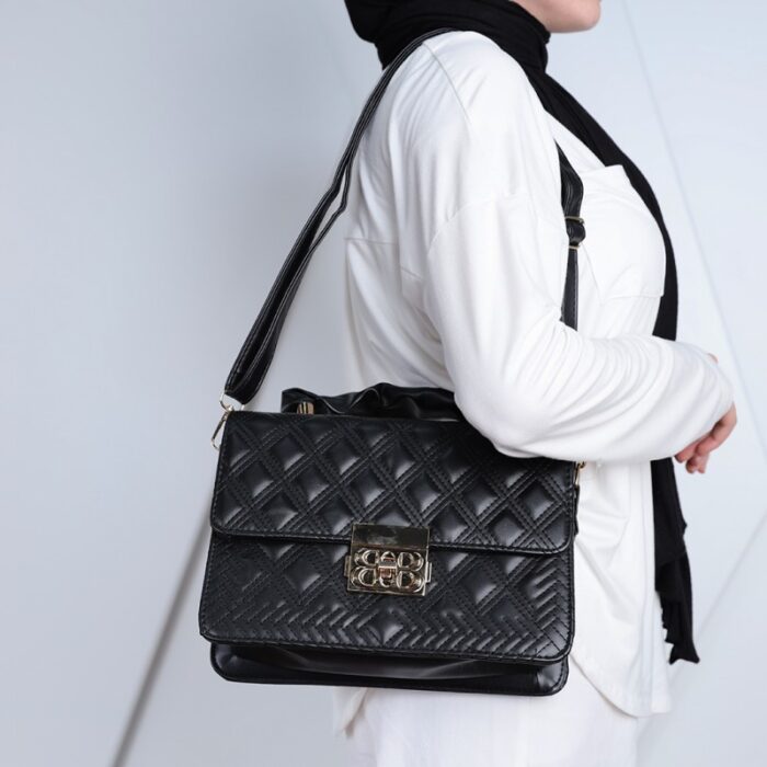 ⁦شنطة كتف لون اسود⁩ - الصورة ⁦7⁩