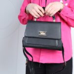 ⁦شنطة كتف لون اسود⁩ - الصورة ⁦2⁩