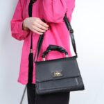 ⁦شنطة كتف لون اسود⁩ - الصورة ⁦4⁩