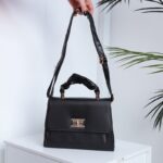 ⁦شنطة كتف لون اسود⁩ - الصورة ⁦5⁩