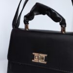 ⁦شنطة كتف لون اسود⁩ - الصورة ⁦6⁩