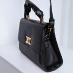 ⁦شنطة كتف لون اسود⁩ - الصورة ⁦7⁩