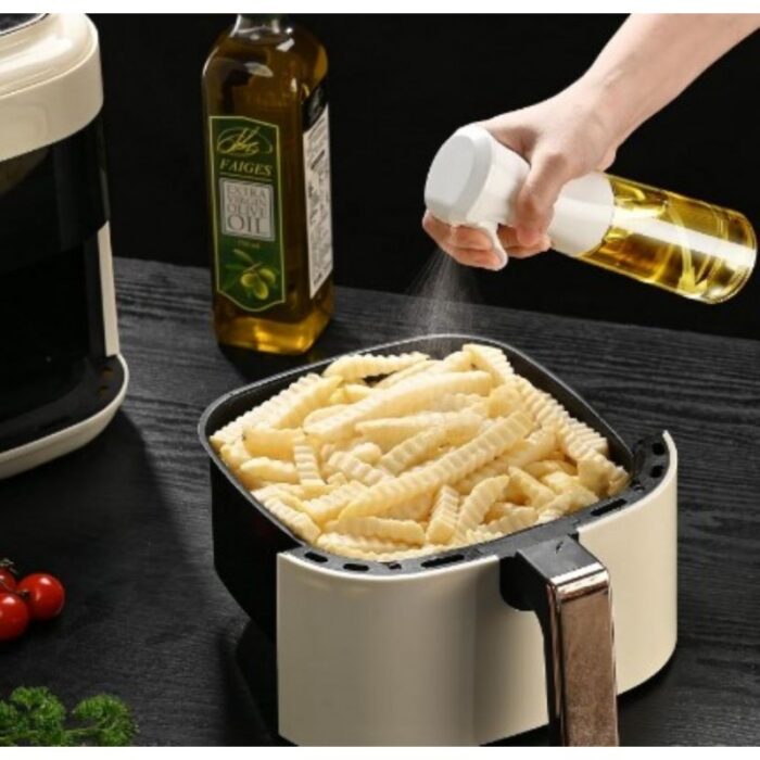10334284_67dc48da6a291 قنينة مطرة بخاخ زيت خفيفة الوزن مصنوعة من البلاستيك القوي آمنة غذائيا للتحكم في كمية الزيت في الطعام حجم كبير 500 مللي - لون أسود/ أبيض - الصورة 1