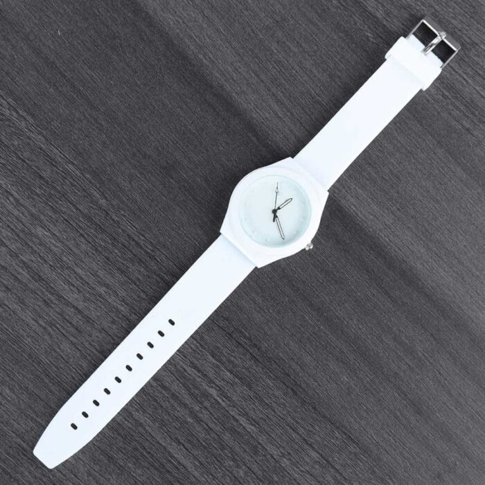⁦ساعة يد سيليكون للنساء لون أبيض خلفية بيضاء⁩ - الصورة ⁦2⁩