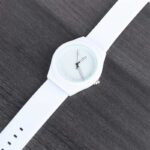 ⁦ساعة يد سيليكون للنساء لون أبيض خلفية بيضاء⁩ - الصورة ⁦3⁩