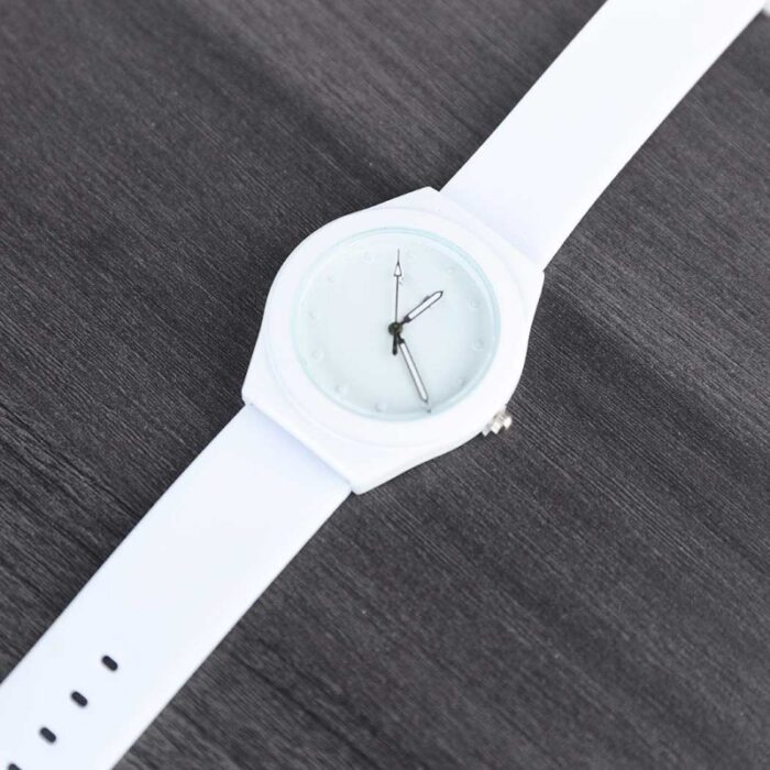 ⁦ساعة يد سيليكون للنساء لون أبيض خلفية بيضاء⁩ - الصورة ⁦3⁩