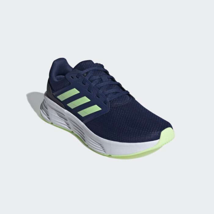⁦حذاء اديداس جلاكسي 6 للرجال لون أزرق ونعل أبيض-adidas Mens' Galaxy 6 Shoes - Blue⁩ - الصورة ⁦5⁩